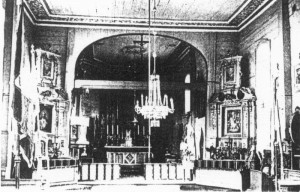 Wnętrze kościoła sprzed remontu w 1968 roku - widok na ołtarze boczne i prezbiterium. A. Adamczyk, Kościoły drewniane w województwie kieleckim, Kielce 1998, s. 36.