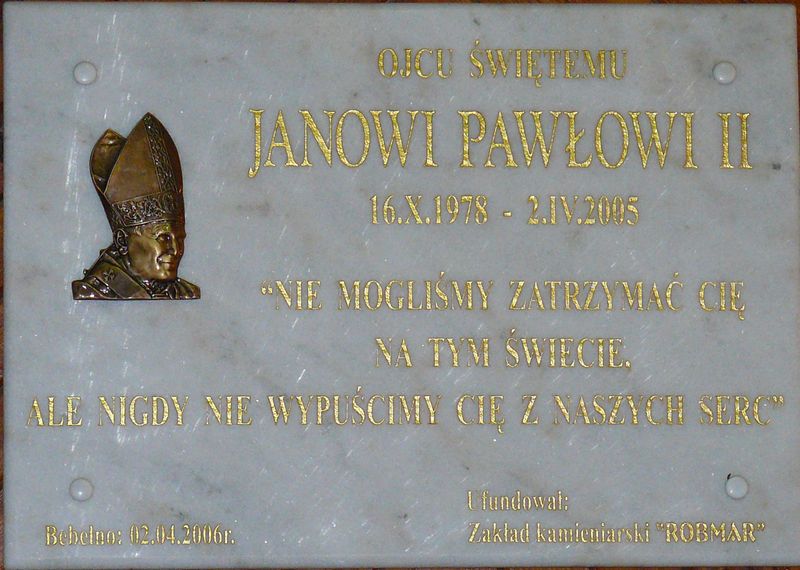 Tablica pamiątkowa poświęcona Janowi Pawłowi II. Foto W. Cichecki.
