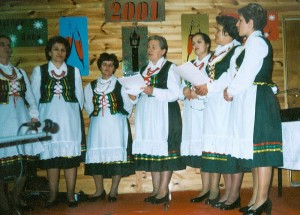 Bebelanki podczas występu w Domu Strażaka w Bebelnie [2001 r.]. Ap.