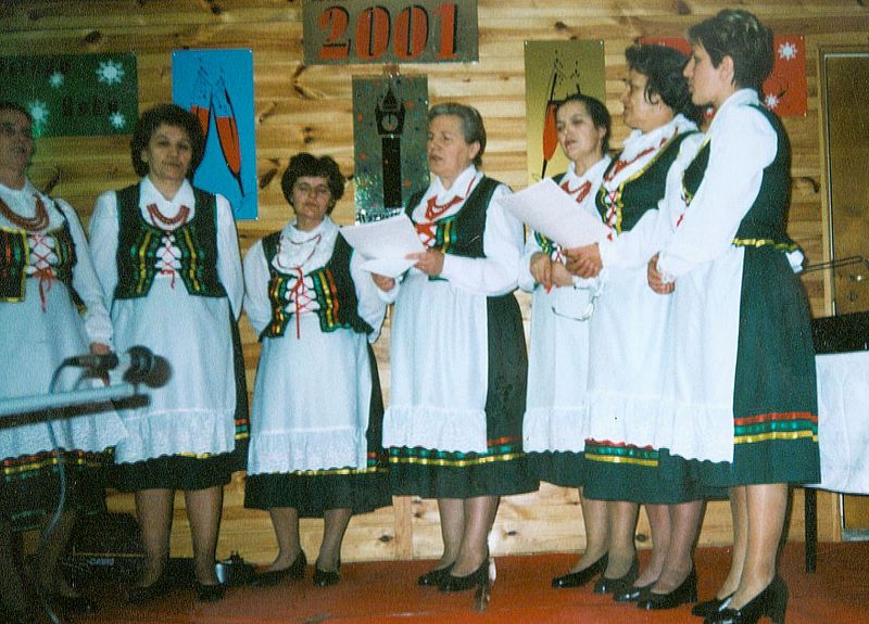 Bebelanki podczas występu w Domu Strażaka w Bebelnie [2001 r.]. Ap.