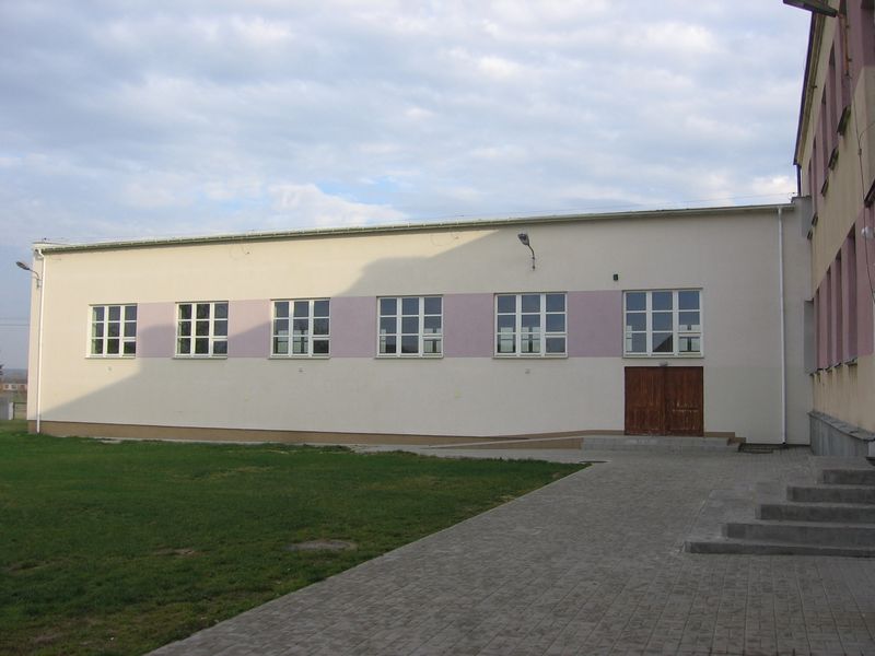 Sala gimnastyczna przy szkole w Bebelnie [2005 r.]. Foto W. Cichecki.