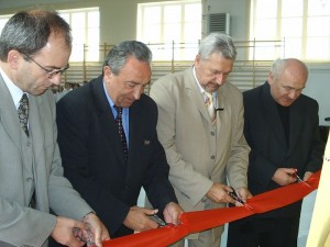 Otwarcie sali gimnastycznej w Bebelnie - uroczyste przecięcie wstęgi [2005 r.]. Apa.
