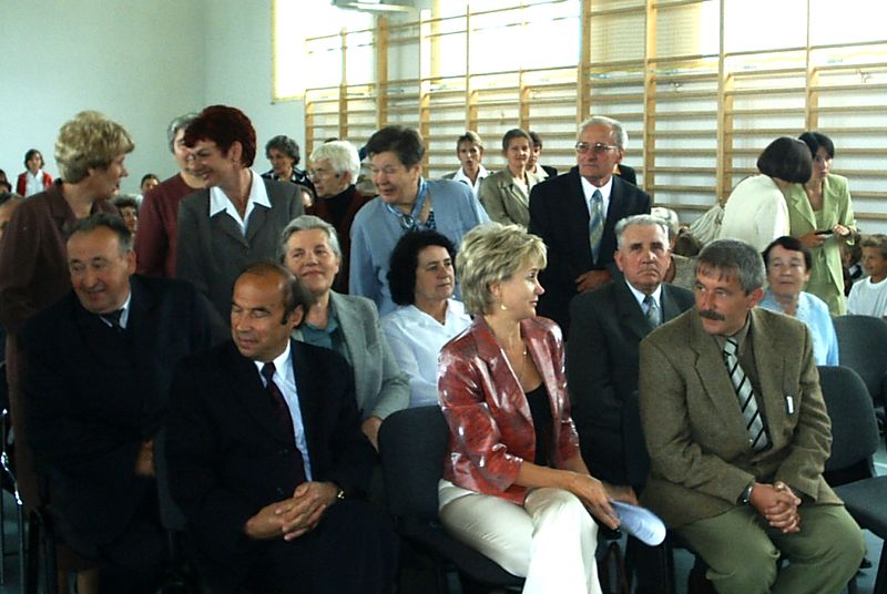 Otwarcie sali gimnastycznej w Bebelnie - zebrani goście [2005 r.]. Apa.