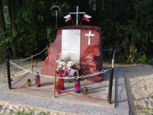 Pomnik upamiętniający potyczkę pod Ludwinowem w 1943 r. oraz pomordowanych członków BCh z Ludwinowa w 1944 r. [2005 r.]. Foto W. Cichecki.