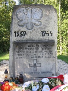 Pomnik upamiętniający bitwę koło Radkowa w 1944 r. [2005 r.]. Foto W. Cichecki.