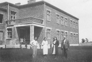 Grono nauczycielskie i budynek szkoły w 1940 r. Pierwszy z prawej - dyrektor Antoni Suliga. Ap.