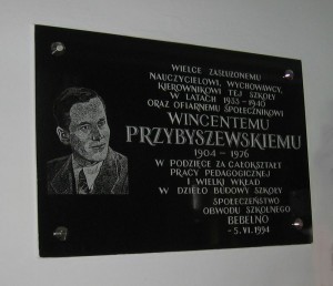 Tablica pamiątkowa poświęcona W. Przybyszewskiemu w szkole w Bebelnie [2005 r.]. Foto W. Cichecki.