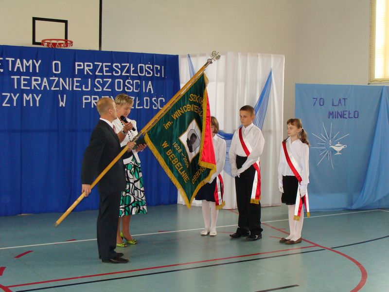 Uroczystości z okazji 70-lecia szkoły w Bebelnie - przekazanie sztandaru uczniom przez dyrektora szkoły Jerzego Suligę [2008 r.]. Ap.