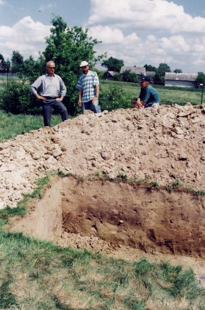 Badania wykopaliskowe na Wieżysku - maj 2002 r. Foto C. Nowak.