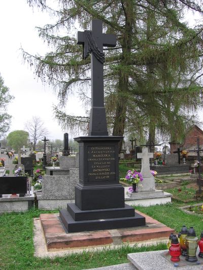 Odrestaurowany nagrobek Makólskich i Jackowskiego na cmentarzu w Dzierzgowie [2006 r.]. Foto W. Cichecki.