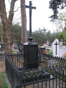 Odrestaurowany nagrobek Agnieszki z Jackowskich Katerli na cmentarzu w Kurzelowie [kwiecień 2006 r.]. Foto W. Cichecki.