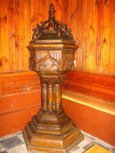 Wnętrze kościoła - drewniana chrzcielnica [2006 r.]. Foto W. Cichecki.