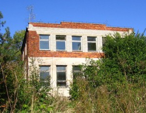 Opuszczony budynek po dawnej szkole w Krzepinie [2010 r.]. Foto W. Cichecki.