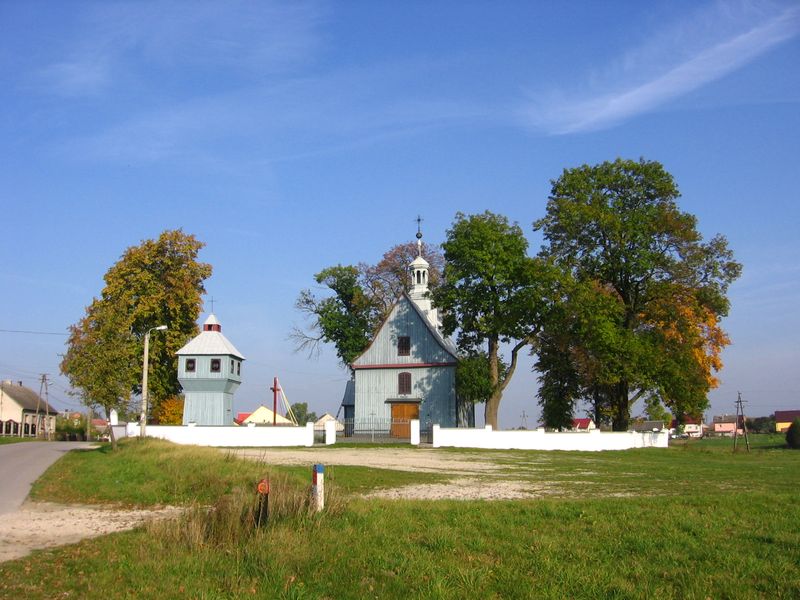 Kościół i dzwonnica od strony zachodniej [2008 r.]. Foto W. Cichecki.