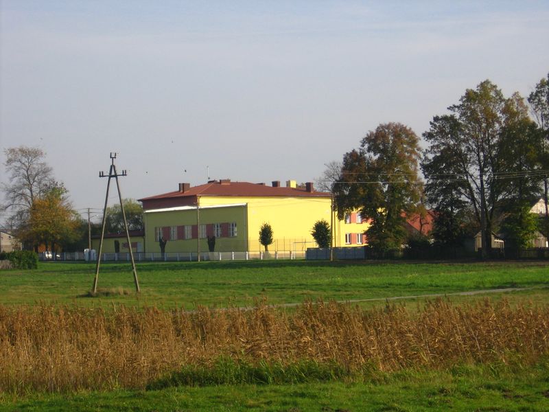 Budynek szkoły i sali gimnastycznej w Bebelnie [2008 r.]. Foto W. Cichecki.