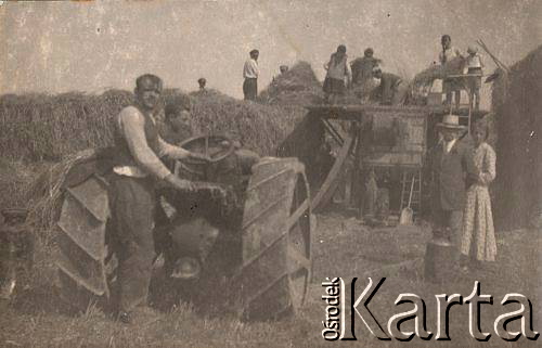 Omłot zboża młocarnią napędzaną silnikiem spalinowym [1931 r.]. Ze zbiorów Ośrodka KARTA.