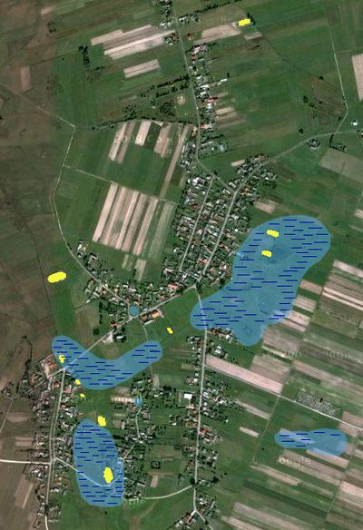 Próba rekonstrukcji rozmieszczenia zbiorników wodnych na terenie Bebelna w okresie starożytności (kolor niebieski) oraz sztuczne zbiorniki współczesne (kolor żółty), opr. własne, www.maps.google.com.