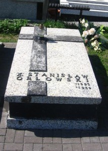 Nagrobek ks. Stanisława Orłowskiego na cmentarzu parafialnym w Olesznie [2012 r.]. Foto W. Cichecki.