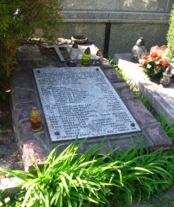 Zbiorowa mogiła m.in. partyzantów poległych na Zwierzyńcu i koło Bichniowa, znajdująca się na cmentarzu parafialnym we Włoszczowie [2012 r.]. Foto W. Cichecki.