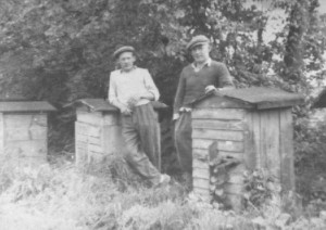 H. Cichecki (z lewej) w swojej pasiece [lata 50 XX w.]. Apa.