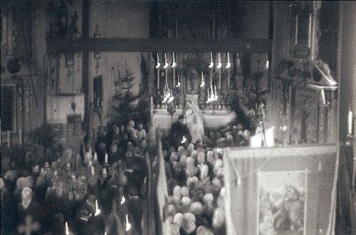 Wnętrze kościoła sprzed remontu w 1968 roku - widok z chóru. Apa.