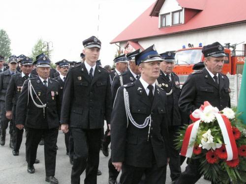 Gminne obchody Dnia Strażaka 2006 - przemarsz uczestników do kościoła [2006 r.]. Foto R. Banaszek.
