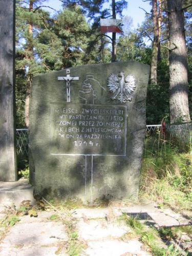 Pomnik upamiętniający bitwę pod Krzepinem w 1944 r. [2005 r.]. Foto W. Cichecki.