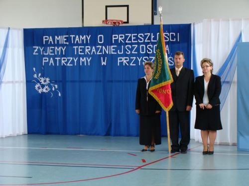 Uroczystości z okazji 70-lecia szkoły w Bebelnie - poczet rodziców ze sztandarem [2008 r.]. Ap.