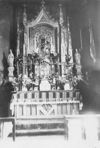 Główny ołtarz (przy którym była wówczas sprawowana Msza Św., w tle - na ścianach malowidła) [1936 r.]. Ap.