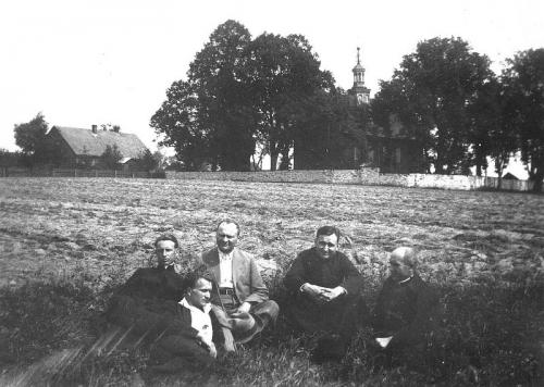 Kościół i plebania - widok od strony południowej [1936 r.]. Ap.