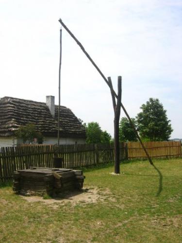Żuraw przy studni. Muzeum Wsi Kieleckiej, Park Etnograficzny w Tokarni [2008 r.]. Foto W. Cichecki.