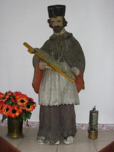 Figura św. Jana Nepomucena w bebelskiej kapliczce [2007 r.]. Foto W. Cichecki.