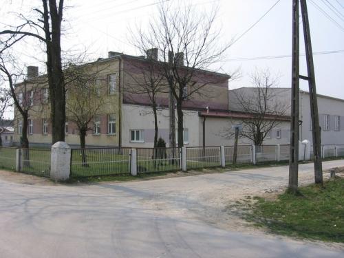 Budynek szkoły w Bebelnie [2007 r.]. Foto W. Cichecki.