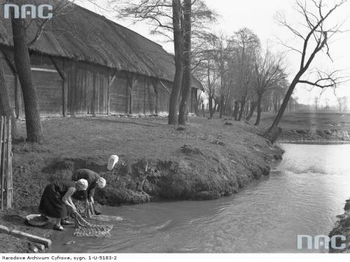 Kobiety piorące w rzece [1937 r.]. Narodowe Archiwum Cyfrowe.