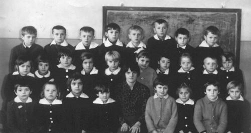 Zdjęcie zbiorowe uczniów i wychowawcy (B. Jach) jednej z klas Szkoły Podstawowej w Bebelnie [koniec lat 60 XX w.]. Apa.
