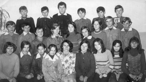 Zdjęcie zbiorowe uczniów i wychowawcy (H. Furmańczyk) jednej z klas Szkoły Podstawowej w Bebelnie [rok szkolny 1975/76]. Apa.