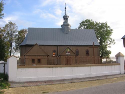 Widok na kościół od strony północnej [2012 r.]. Foto W. Cichecki.