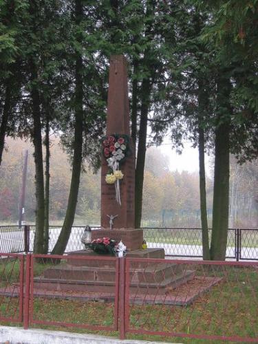 Pomnik poświęcony mieszkańcom Bichniowa zamordowanym przez Niemców 28 XI 1943 r. [2012 r.]. Foto W. Cichecki.