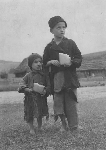 Wiejskie dzieci z okresu międzywojennego [1920-1939]. Narodowe Archiwum Cyfrowe.